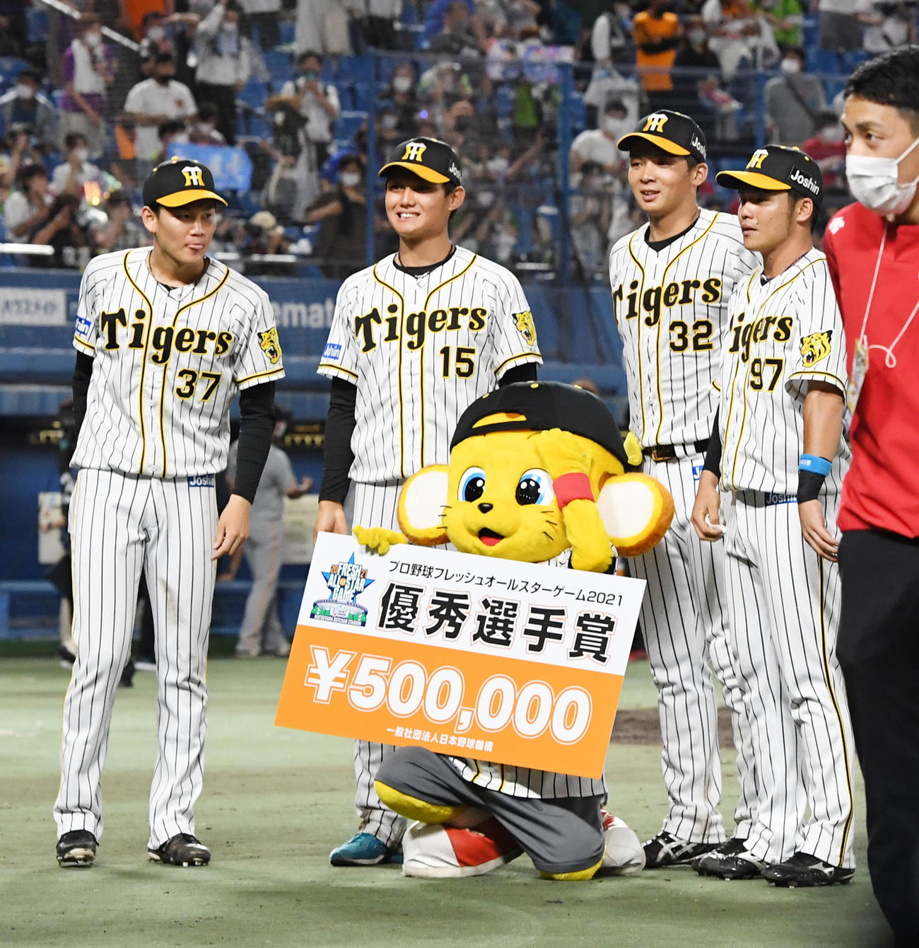 全ウ対全イ　優秀選手賞を受賞した西純（左から2人目）は、及川（左）、井上（同3人目）、小野寺と記念撮影を行う（撮影・前岡正明）