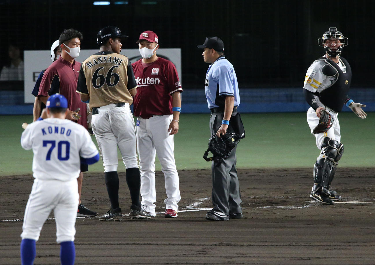 全ウ対全イ　7回表全イ無死、全イ・楽天三木監督（右から3人目）は死球をうけた日本ハム万波を心配そうに見つめる（撮影・上山淳一）