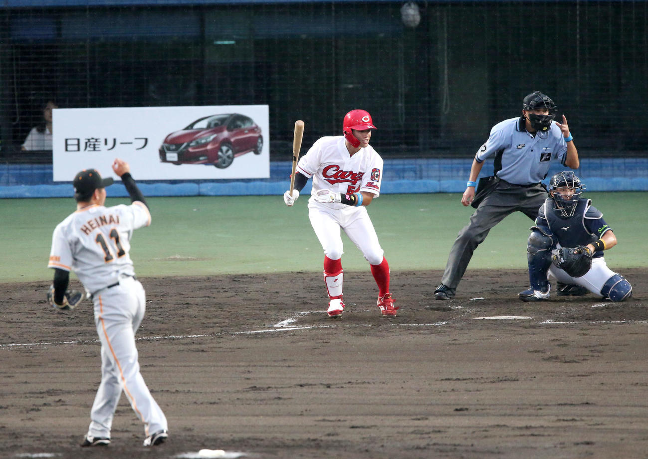 全ウ対全イ　3回裏全ウ1死、広島韮沢は三塁内野安打を放つ（撮影・上山淳一）