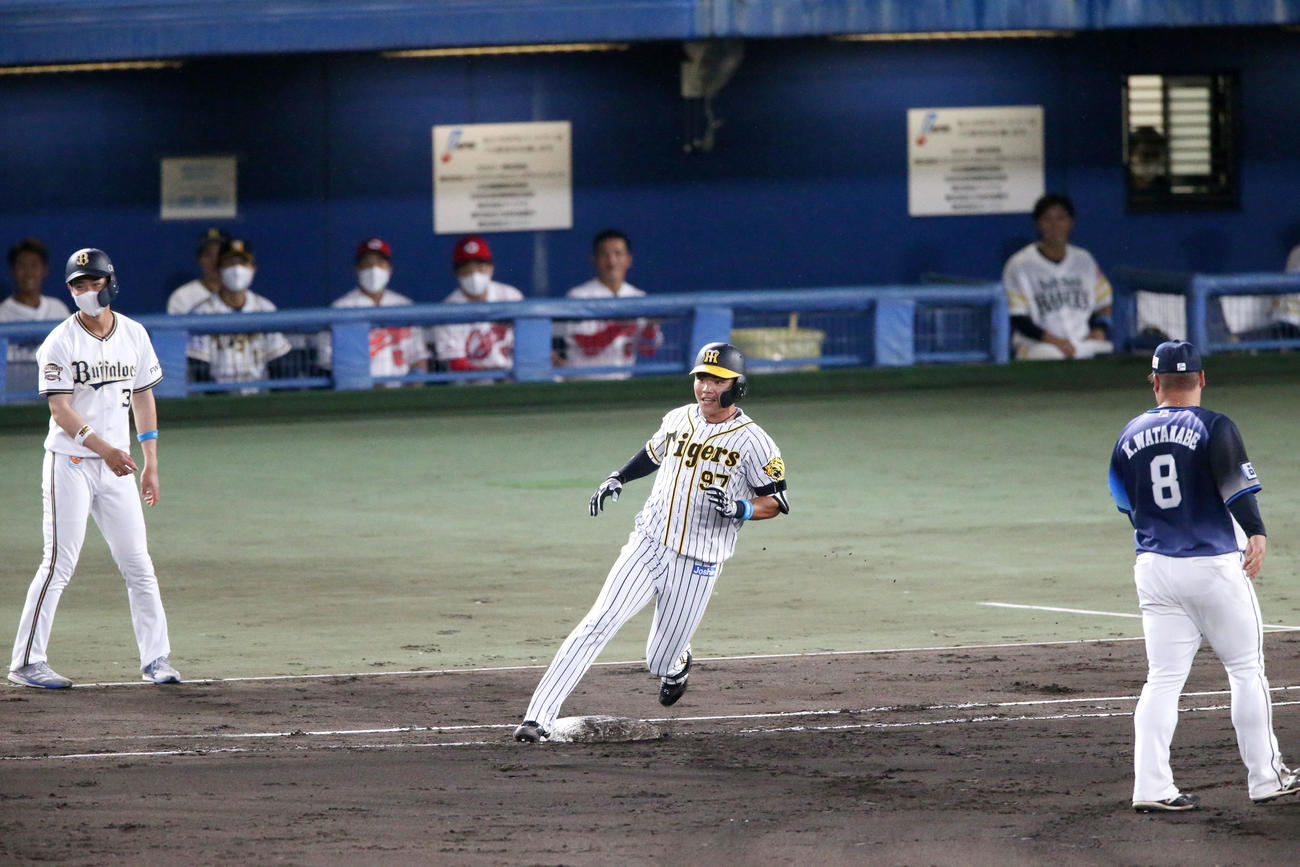 全ウ対全イ　6回裏全ウ2死、代打阪神小野寺は中前打を放つ（撮影・上山淳一）