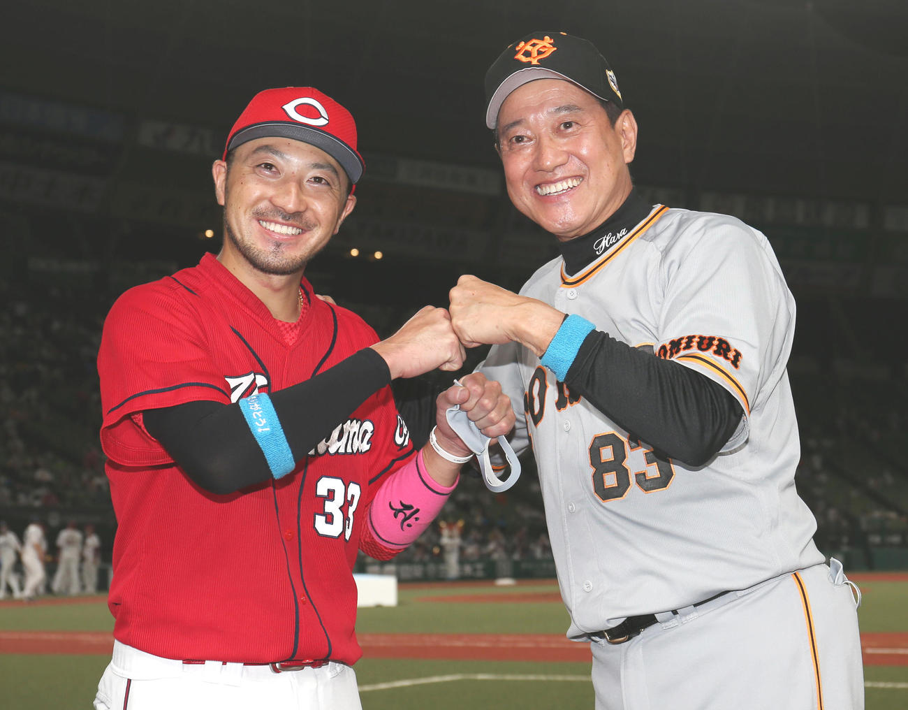 全パ対全セ　試合後、グータッチで喜び合う菊池涼（左）と原監督（撮影・狩俣裕三）