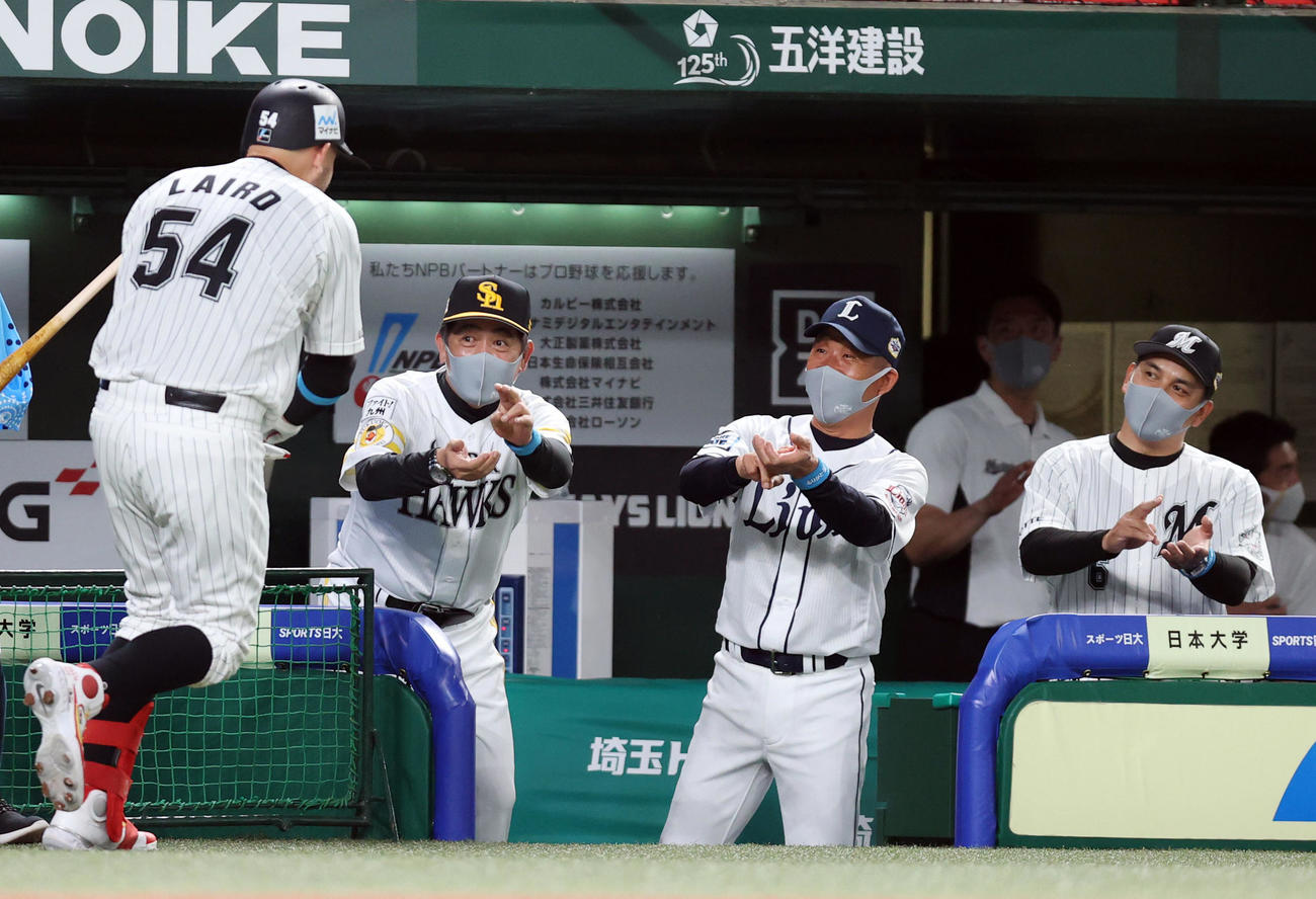 全パ対全セ　3回裏全パ2死、ソロ本塁打を放ったレアード（手前左）をスシポーズで迎える、左から工藤監督、辻監督、井口監督（撮影・狩俣裕三）