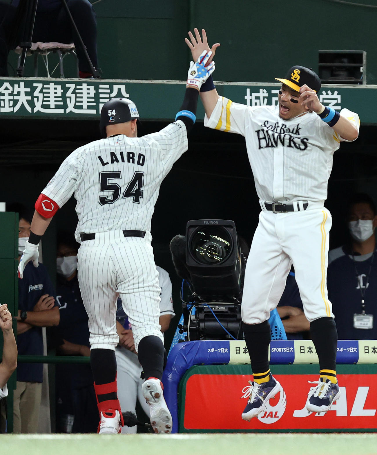 全パ対全セ　3回裏全パ2死、ソロ本塁打を放ったレアード（左）とハイタッチする松田（撮影・狩俣裕三）