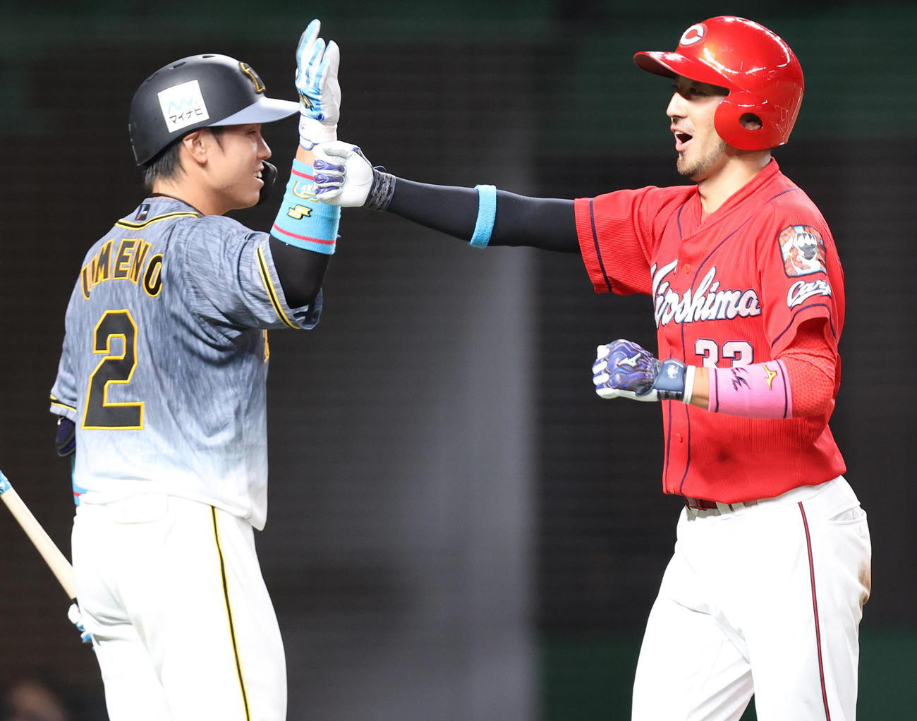 全パ対全セ　6回表全セ2死二塁、2点本塁打を放ち、梅野（左）とタッチを交わす菊池涼（撮影・狩俣裕三）