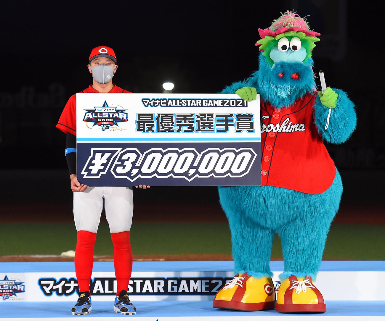 全パ対全セ　表彰式で記念撮影する菊池涼介（C）NPB／BBM2021