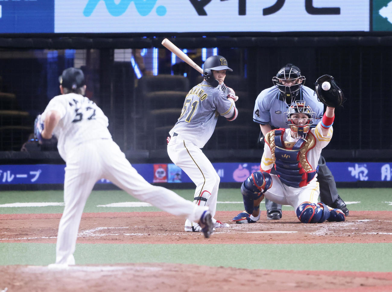 全パ対全セ　9回表全セ2死満塁、中野は押し出しの四球を選ぶ。投手益田（撮影・足立雅史）