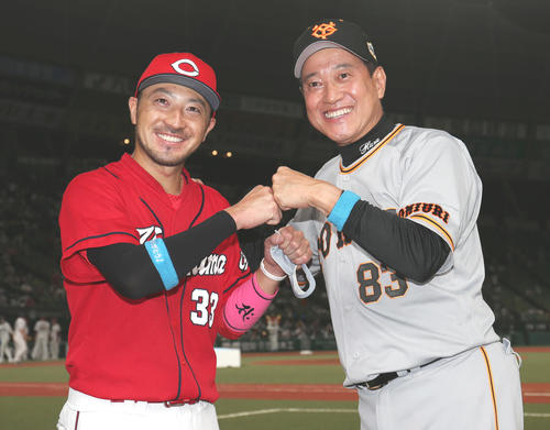 全パ対全セ　試合後、グータッチで喜び合う菊池涼（左）と原監督（撮影・狩俣裕三）