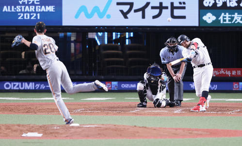 全パ対全セ　3回裏全パ2死、レアードは左越え本塁打を放つ。投手戸郷（撮影・足立雅史）
