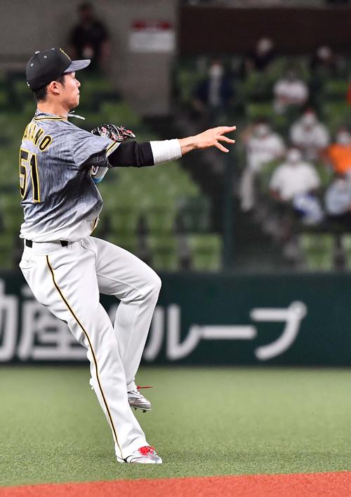 「マイナビオールスターゲーム2021」第1戦　7回表全パ2死一、二塁、荻野貴司の内野安打の打球を二塁へ悪送球する中野（撮影・上田博志）