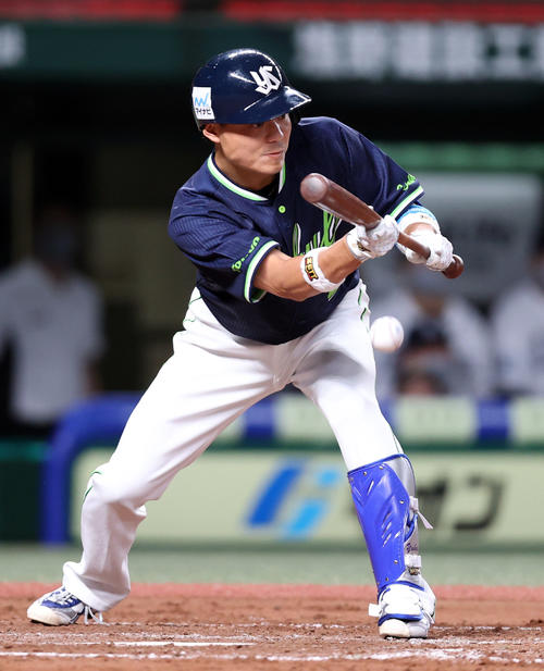 全パ対全セ　9回表全セ無死一、二塁、送りバントを決める中村（撮影・狩俣裕三）
