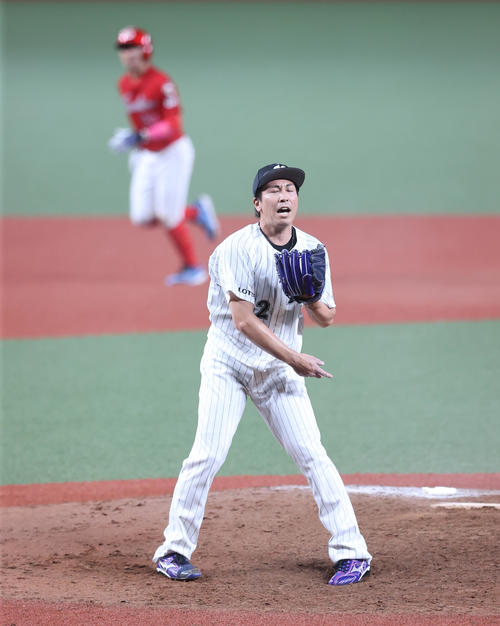 全パ対全セ　9回表全セ2死満塁、中野に押し出しの四球を与え悔しげな表情を見せる益田（撮影・垰建太）