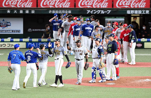 「マイナビオールスター2021」第1戦　全パ対全セ　全パに勝利し笑顔を見せる全セ（撮影・たえ見朱実）