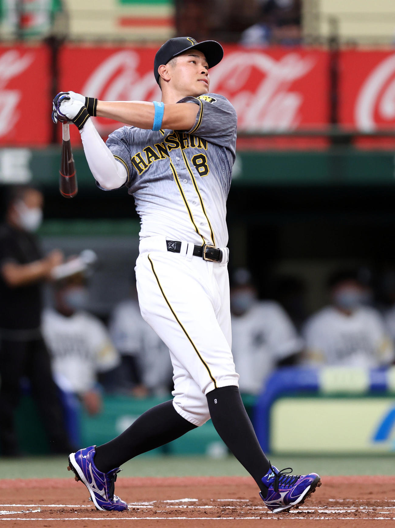 全パ対全セ　試合前のホームランダービーで、スタンドに放り込む佐藤輝（撮影・狩俣裕三）