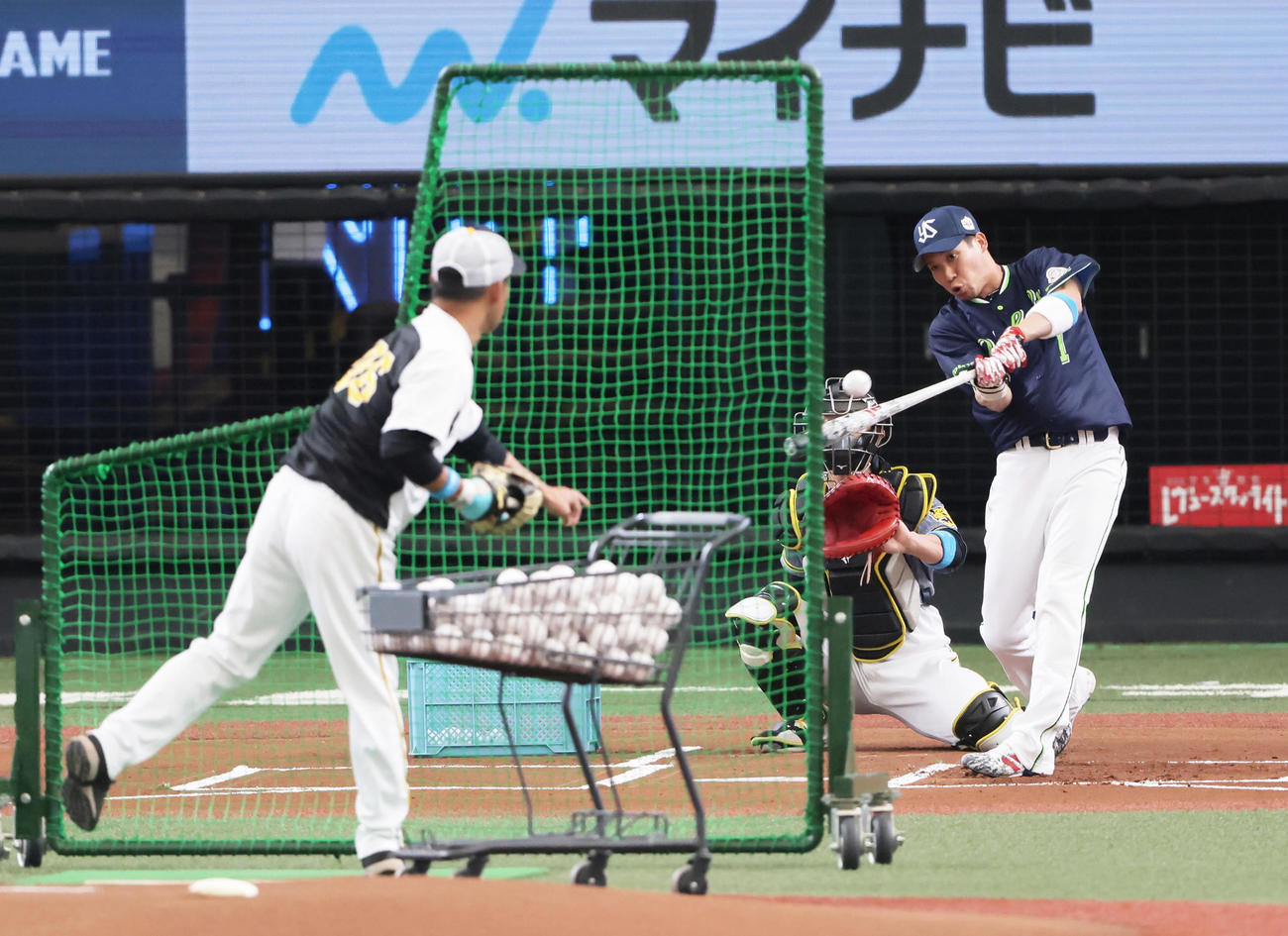 ホームランダービーの第1試合でヤクルト山田はオリックス杉本に勝利する（撮影・足立雅史）