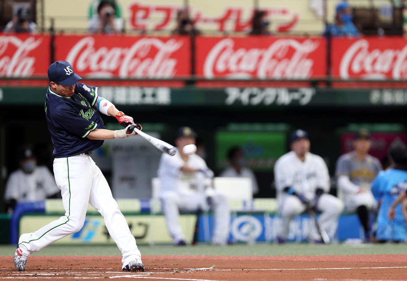 全パ対全セ　試合前のホームランダービーで、スタンドに次々と放り込む山田（撮影・狩俣裕三）