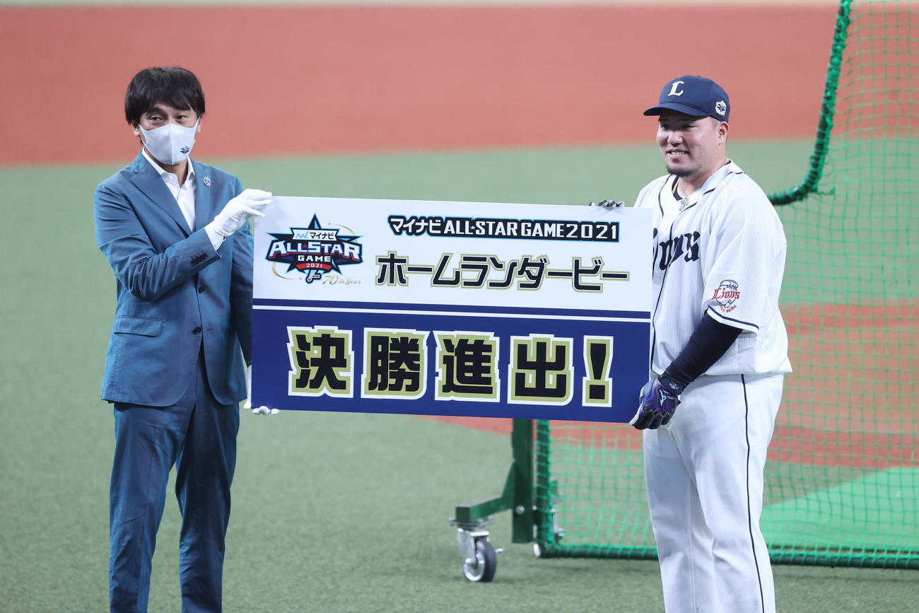 全パ対全セ　ホームランダービーで決勝進出を果たし記念写真に納まる全パの山川（右）（撮影・垰建太）