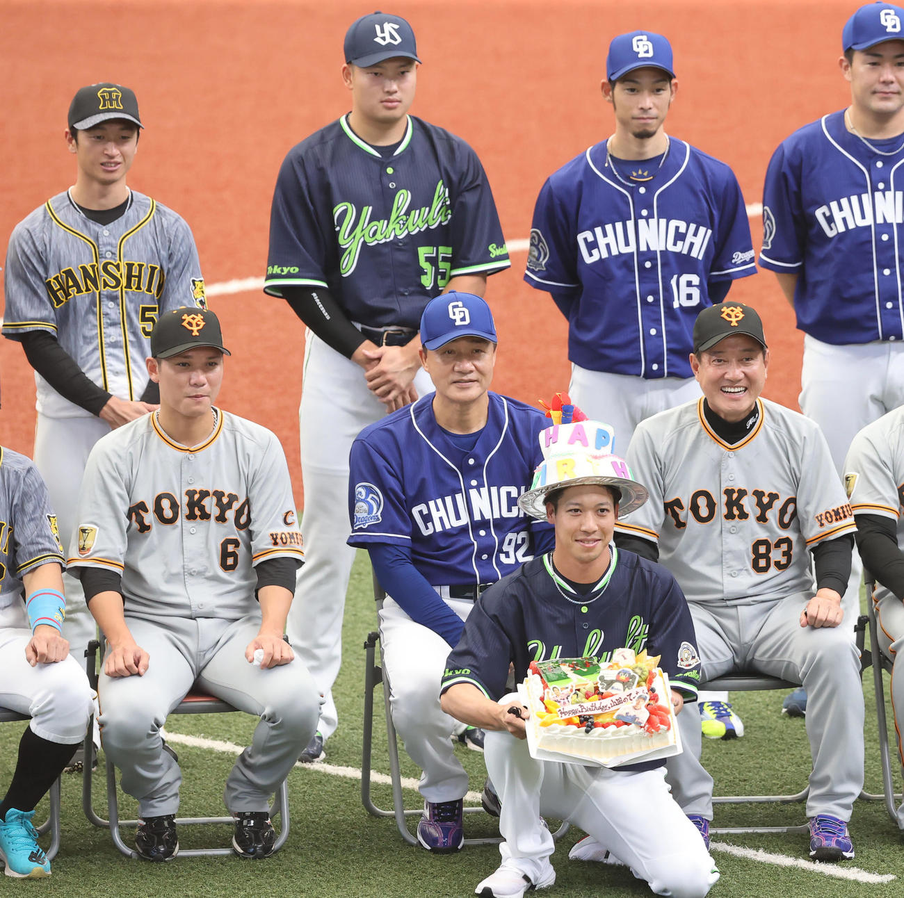全パ対全セ　練習前の記念写真時にこの日誕生日の全セ山田哲（手前）は原監督（中央右）、与田監督（同左）の前に座りサプライズケーキを手に写真に納まる（撮影・垰建太）
