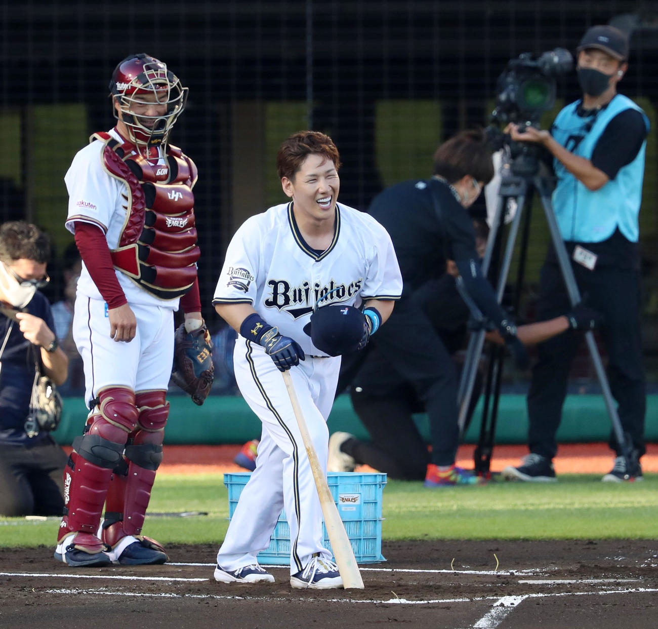 全パ対全セ　ホームラン競争で優勝を決めた吉田正（撮影・加藤哉）
