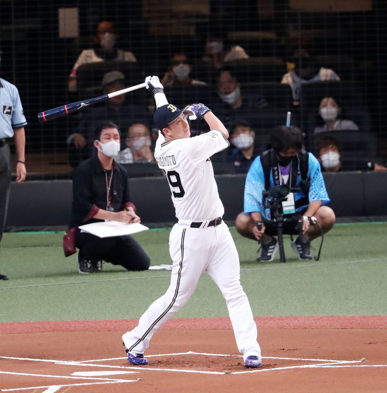 全パ対全セ　ホームラン競争でスタンドへ打球を飛ばす杉本（撮影・加藤哉）