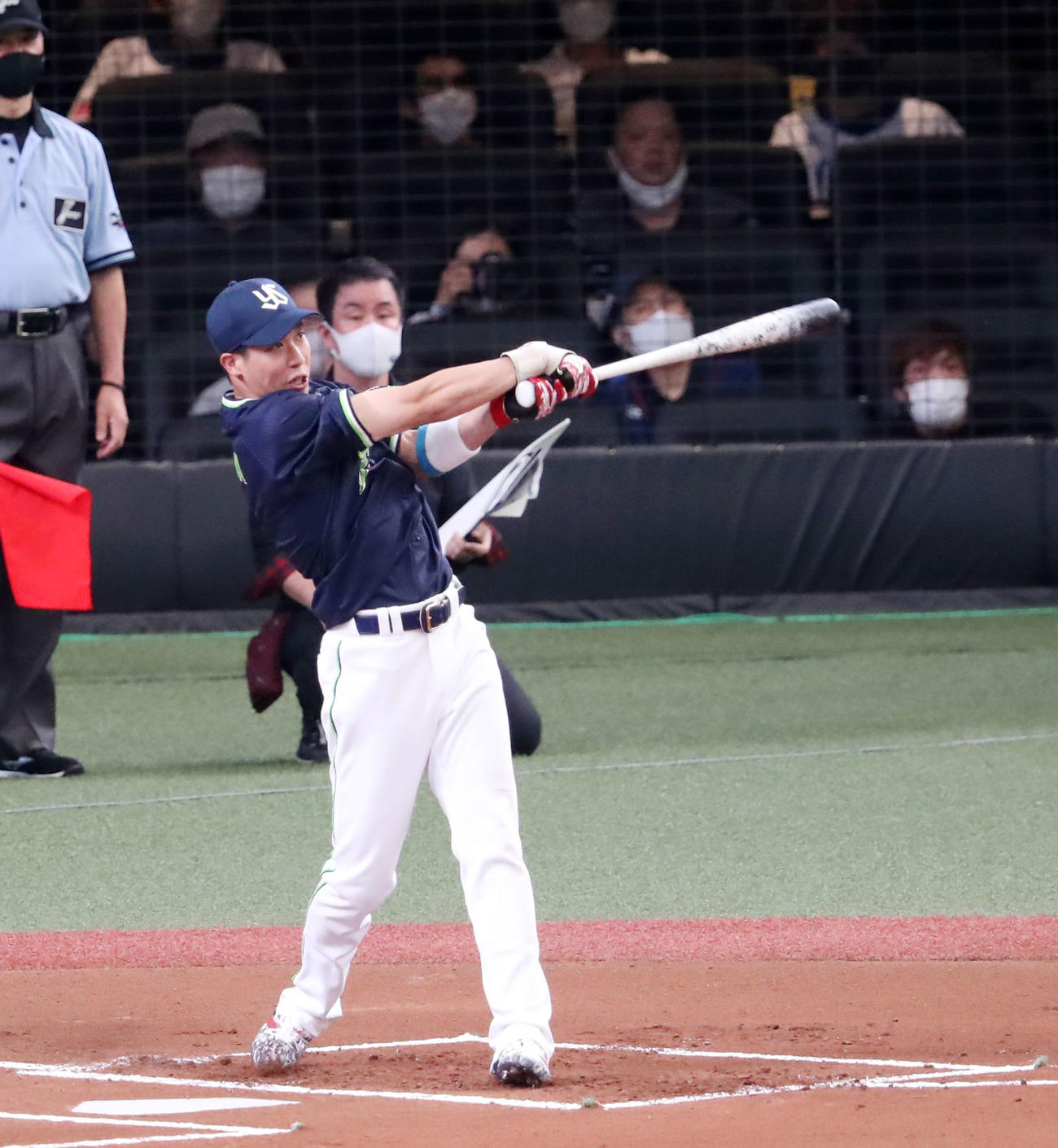 全パ対全セ　ホームラン競争でスタンドへ打球を飛ばす山田（撮影・加藤哉）