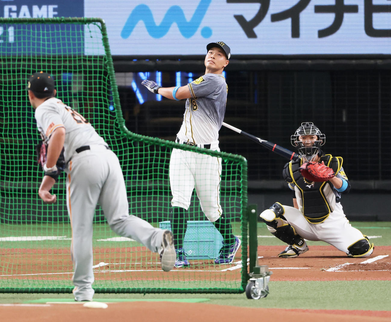 ホームランダービーで阪神佐藤輝は柵越えの当たりを放つ（撮影・足立雅史）