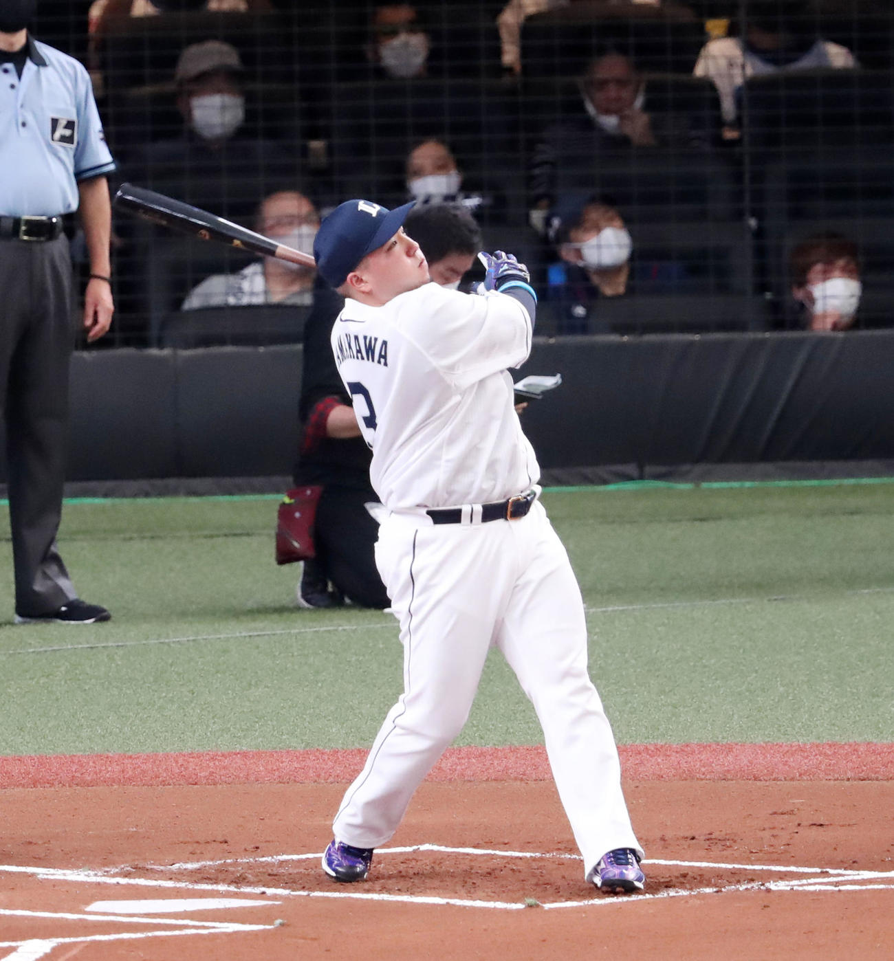 全パ対全セ　ホームラン競争でスタンドへ打球を飛ばす山川（撮影・加藤哉）