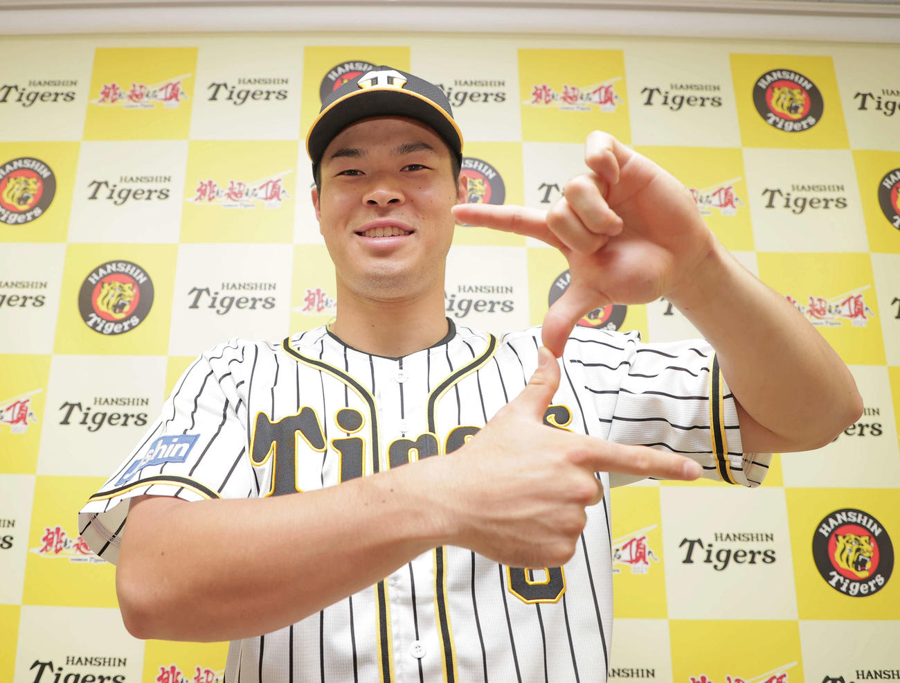 オールスターのファン投票で選出され、Zポーズを披露する阪神佐藤輝（2021年6月27日撮影）