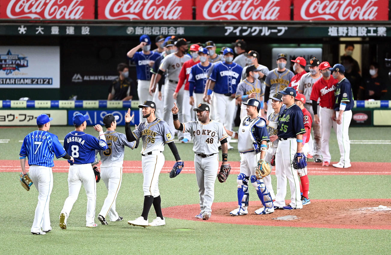 「マイナビオールスター2021」第1戦　全パ対全セ　全パに勝利し笑顔を見せる全セ（撮影・たえ見朱実）