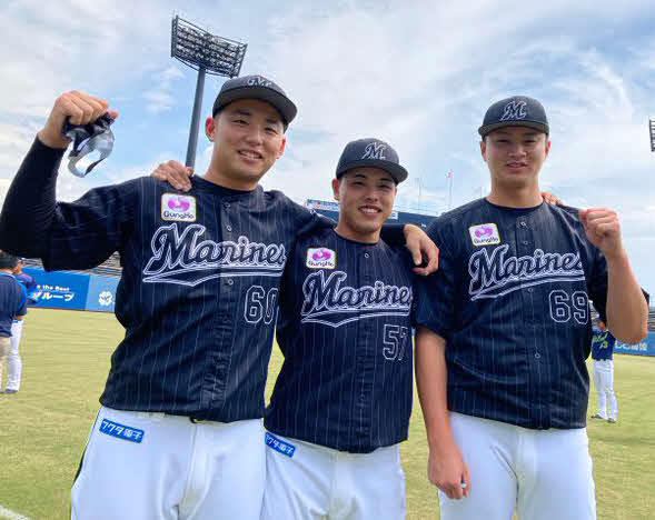 フレッシュオールスターに出場した左からロッテ横山、小川、土居（球団提供）