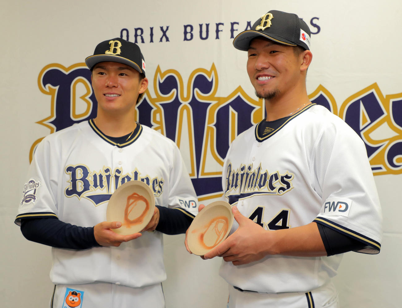 「びぜん特別観光大使」に任命されたオリックス山本由伸（左）と頓宮裕真