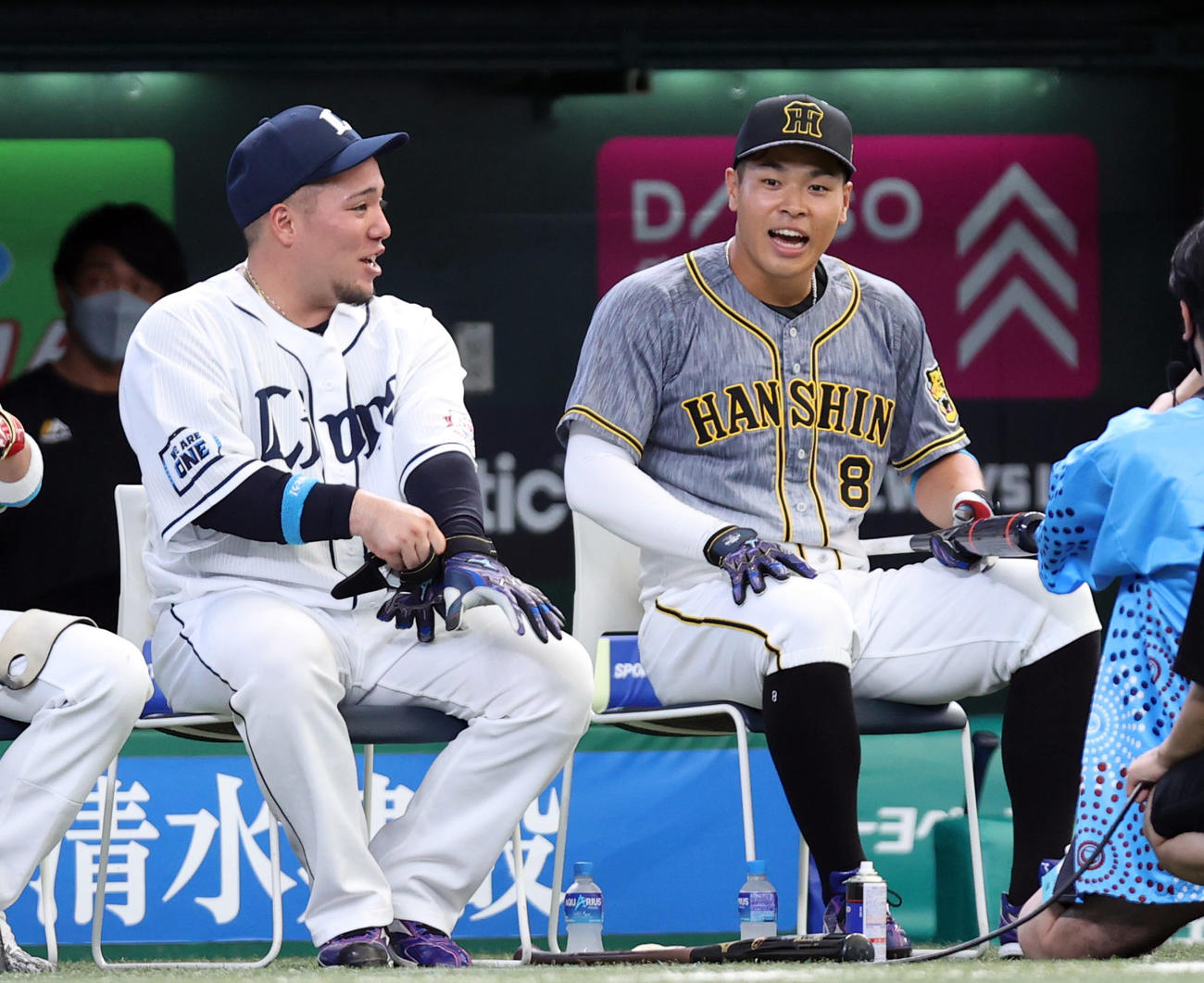 全パ対全セ　ホームランダービーで、山川（左）に破れ、話をする佐藤輝（撮影・狩俣裕三）