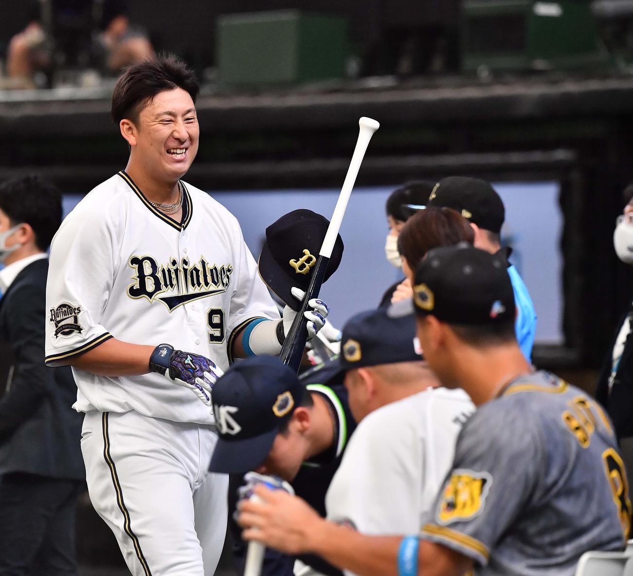 全パ対全セ　ホームランダービーを終え笑顔を見せる杉本（撮影・上田博志）