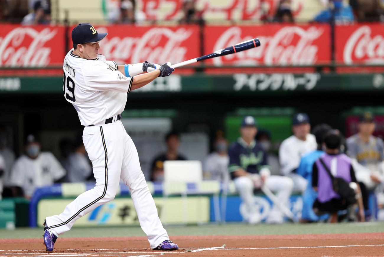 全パ対全セ　試合前のホームランダービーで、スタンドに次々と放り込む杉本（撮影・狩俣裕三）