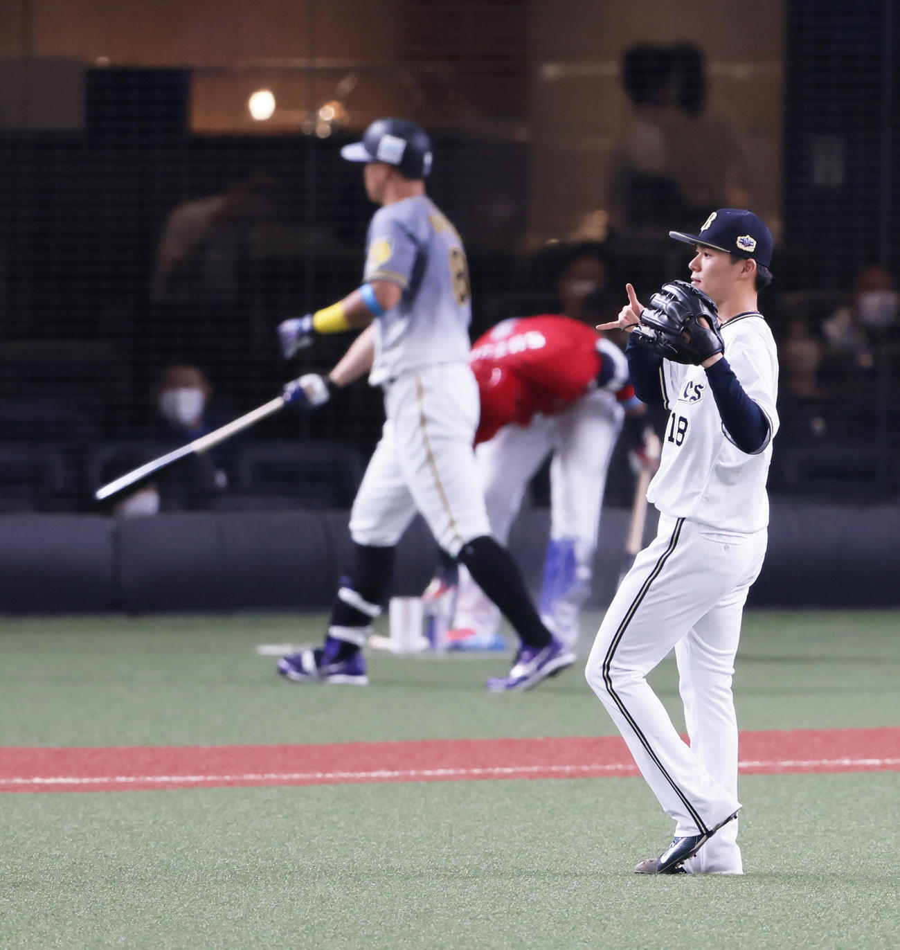 全パ対全セ　1回表全セ1死、佐藤輝（後方）を空振り三振に仕留めた山本（撮影・足立雅史）