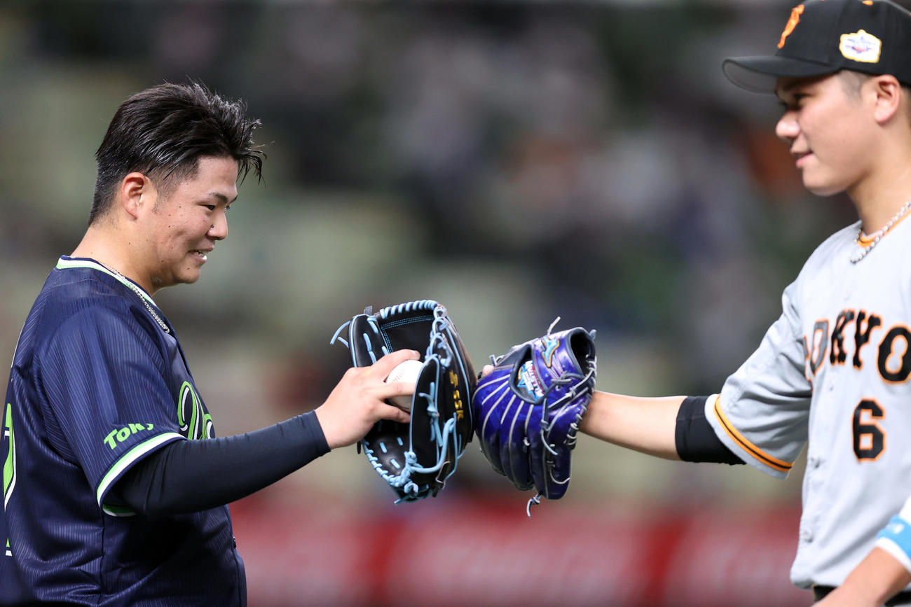 全パ対全セ　4回裏を抑え、坂本（右）とタッチを交わす清水（撮影・狩俣裕三）