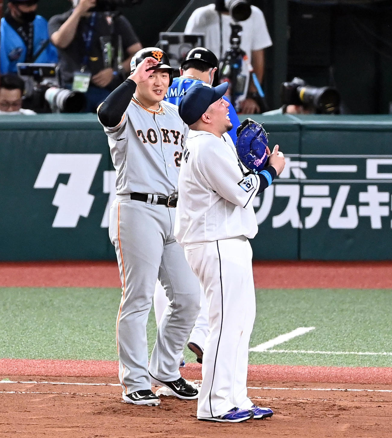 全パ対全セ　6回表全セ無死、右前に安打を放った岡本和は、山川に笑顔であいさつ（撮影・たえ見朱実）