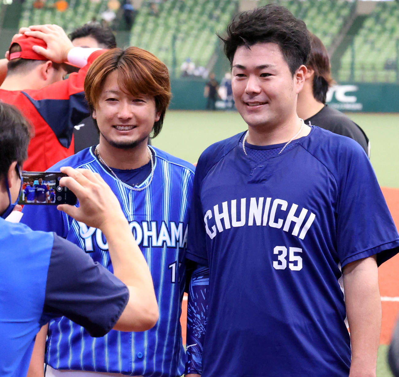 全パ対全セ　試合前に記念撮影する三嶋（左）と木下拓（撮影・狩俣裕三）