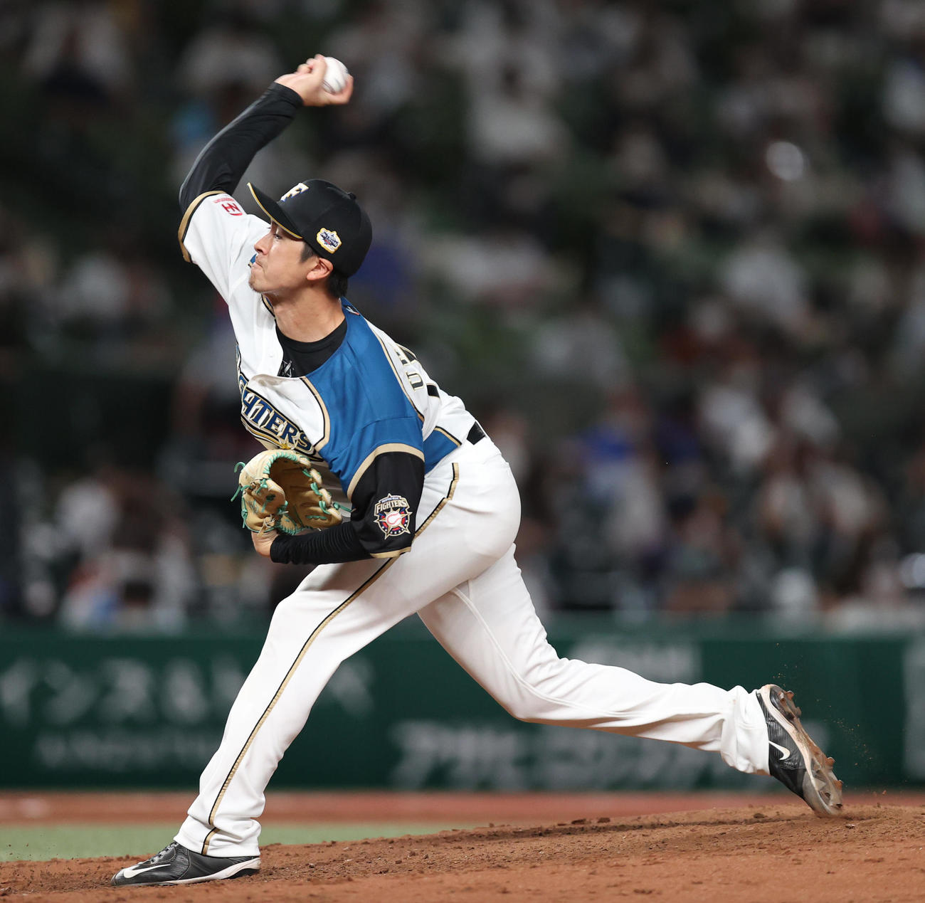 全パ対全セ　5回表から登板する上沢（撮影・狩俣裕三）