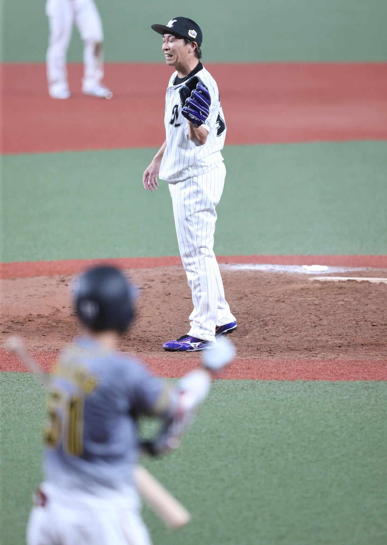 全パ対全セ　9回表全セ2死満塁、中野に押し出しの四球を与え苦笑いの益田（撮影・垰建太）
