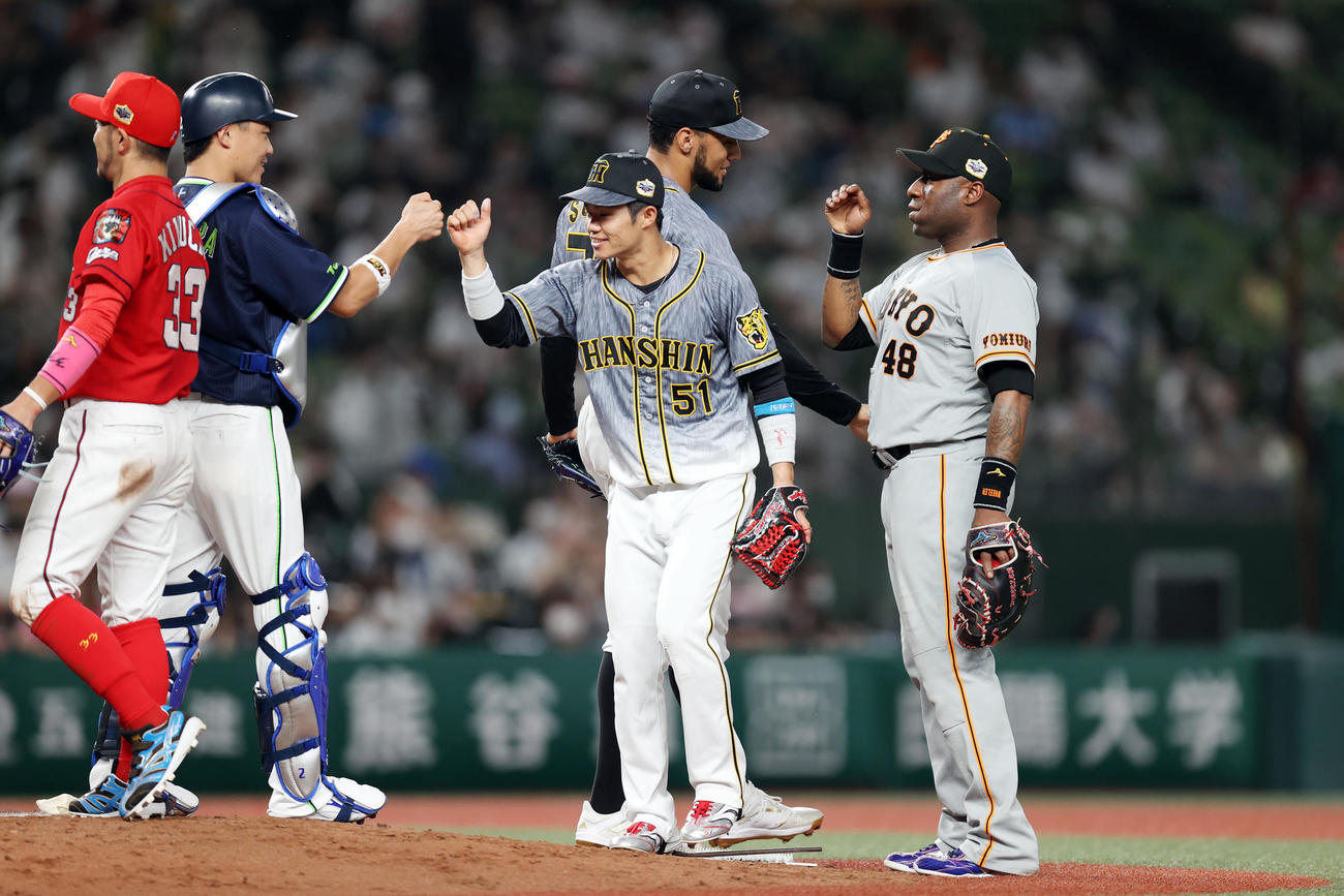 全パ対全セ　試合後、勝利を喜び合う中野（中央）ら全セの選手たち（撮影・狩俣裕三）
