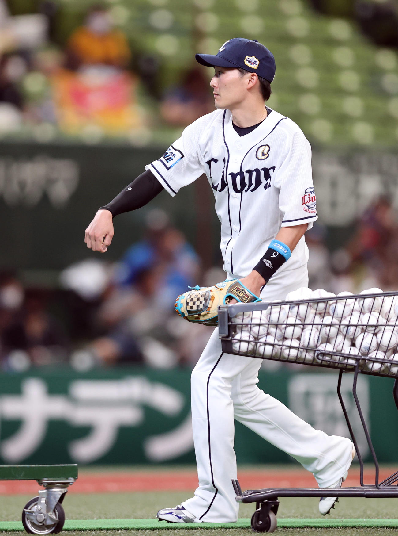 全パ対全セ　試合前のホームランダービーで、打撃投手を務める源田（撮影・狩俣裕三）