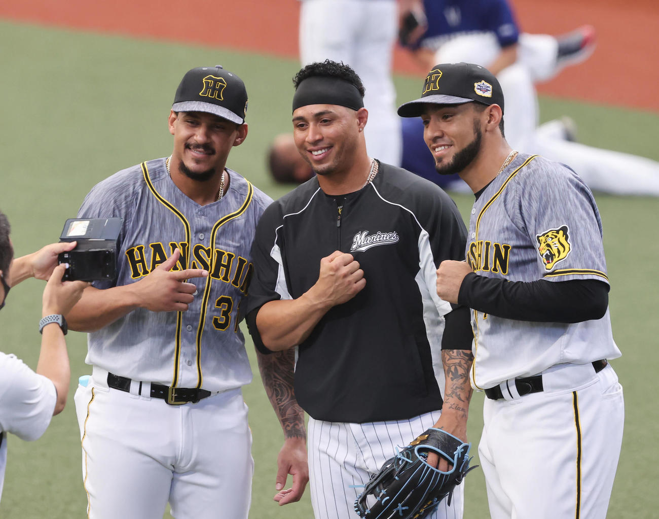 全パ対全セ　試合前、ポーズを決め写真に納まる全パのマーティン（中央）、全セのマルテ（左）、スアレス（撮影・垰建太）