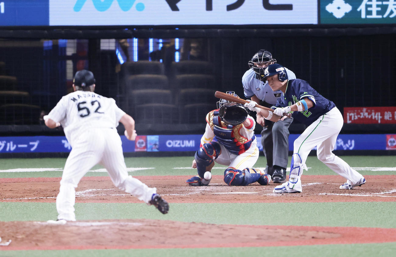 全パ対全セ　9回表全セ無死一、二塁、送りバントを決める中村。投手益田（撮影・足立雅史）