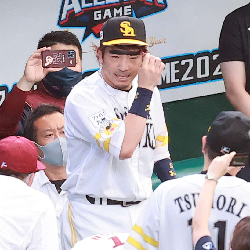 全パ対全セ　全パの試合前円陣で、おもむろにペンで眉毛を太く描く松田（中央）（撮影・浅見桂子）