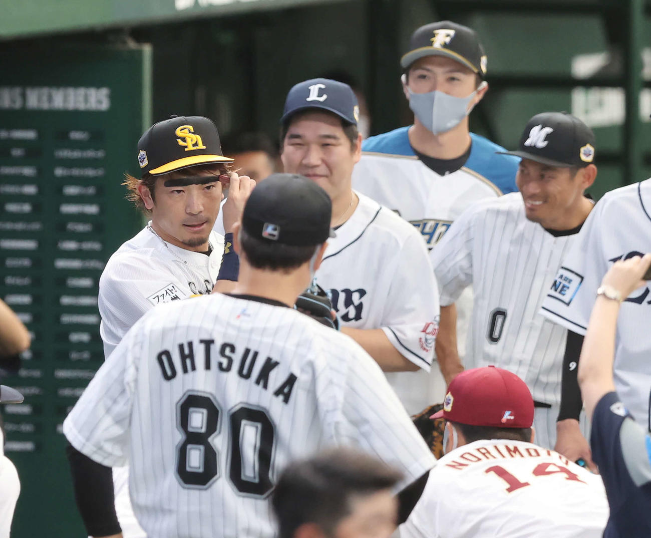 全パ対全セ　全パの試合前円陣で、おもむろにペンで眉毛を太く描く松田（左）（撮影・垰建太）