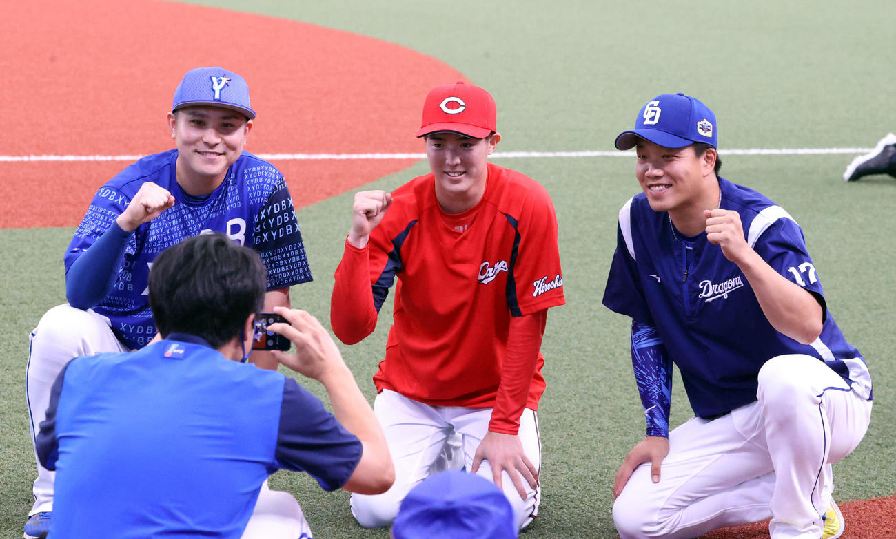 全パ対全セ　試合前に記念撮影する明大出身の、左から佐野、森下、柳（撮影・狩俣裕三）
