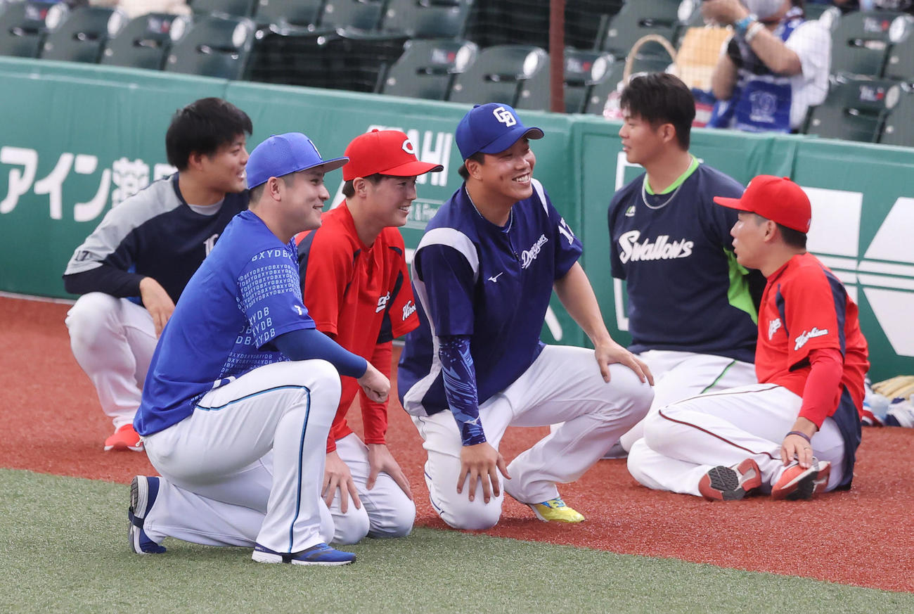 全パ対全セ　試合前、笑顔で写真に納まる全セ佐野（左）、森下（中央）、柳（撮影・垰建太）