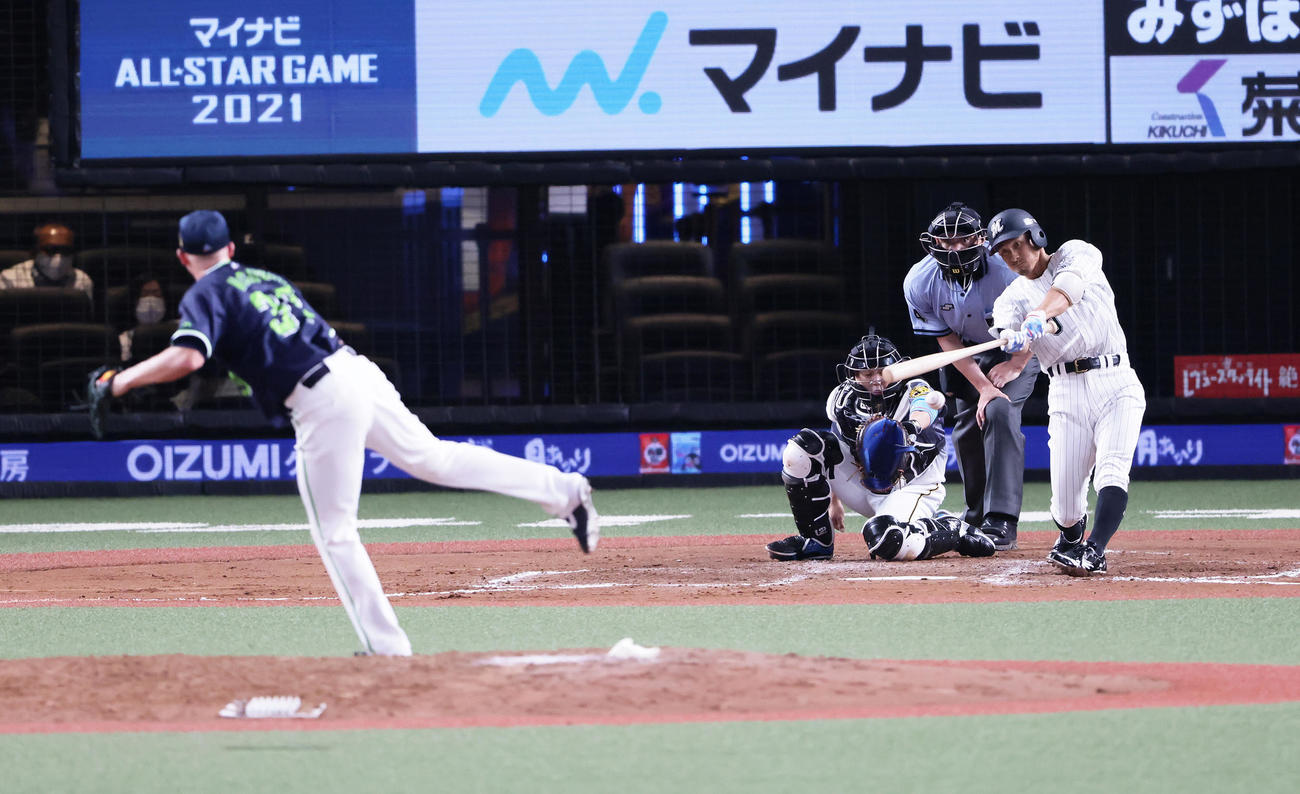 全パ対全セ　7回裏全パ2死一、二塁、適時内野安打を放つ荻野。投手マクガフ（撮影・足立雅史）