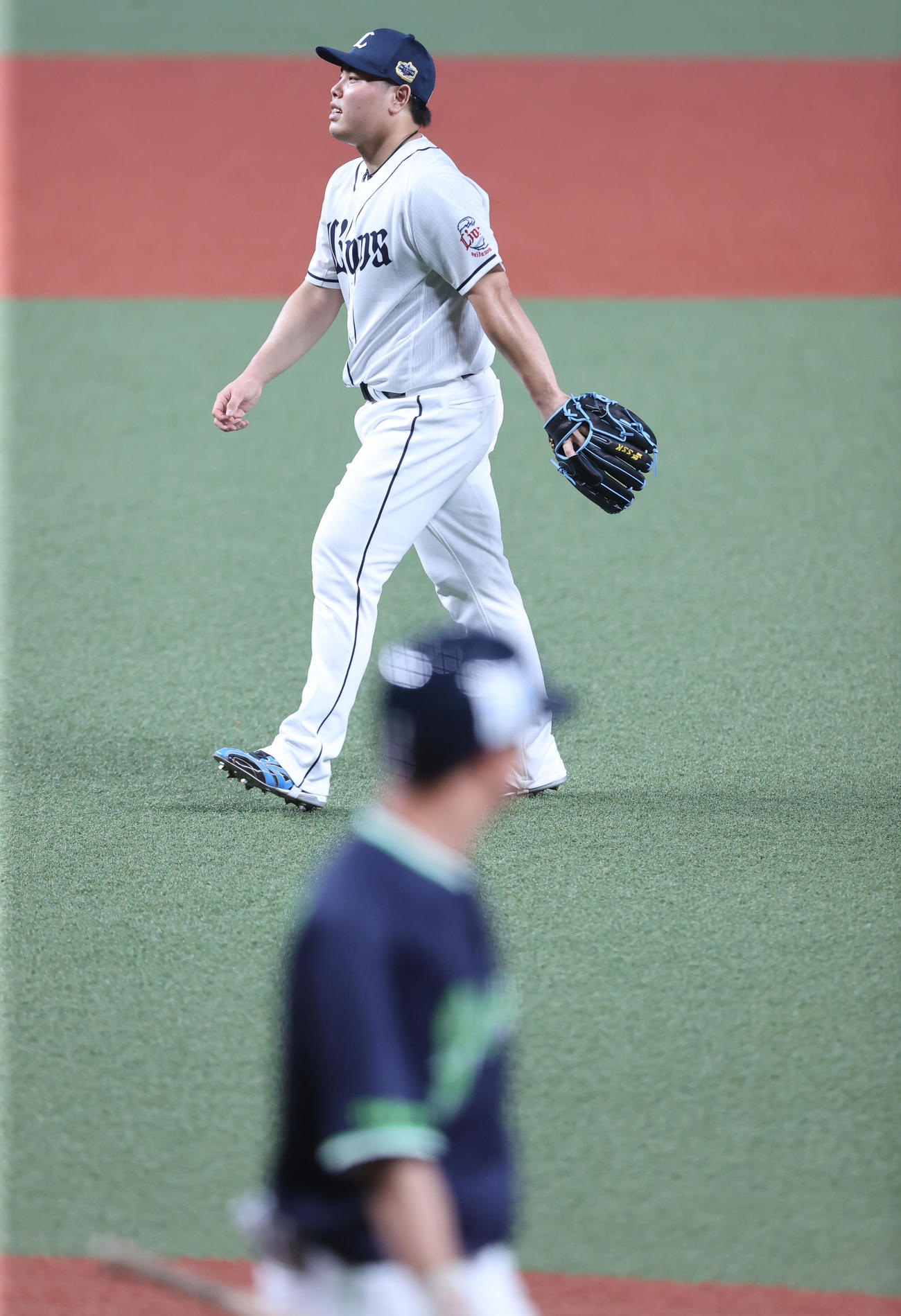 全パ対全セ　8回表全セ2死、山田哲（手前）を三振に仕留め無失点に抑え笑みを浮かべる平良（撮影・垰建太）