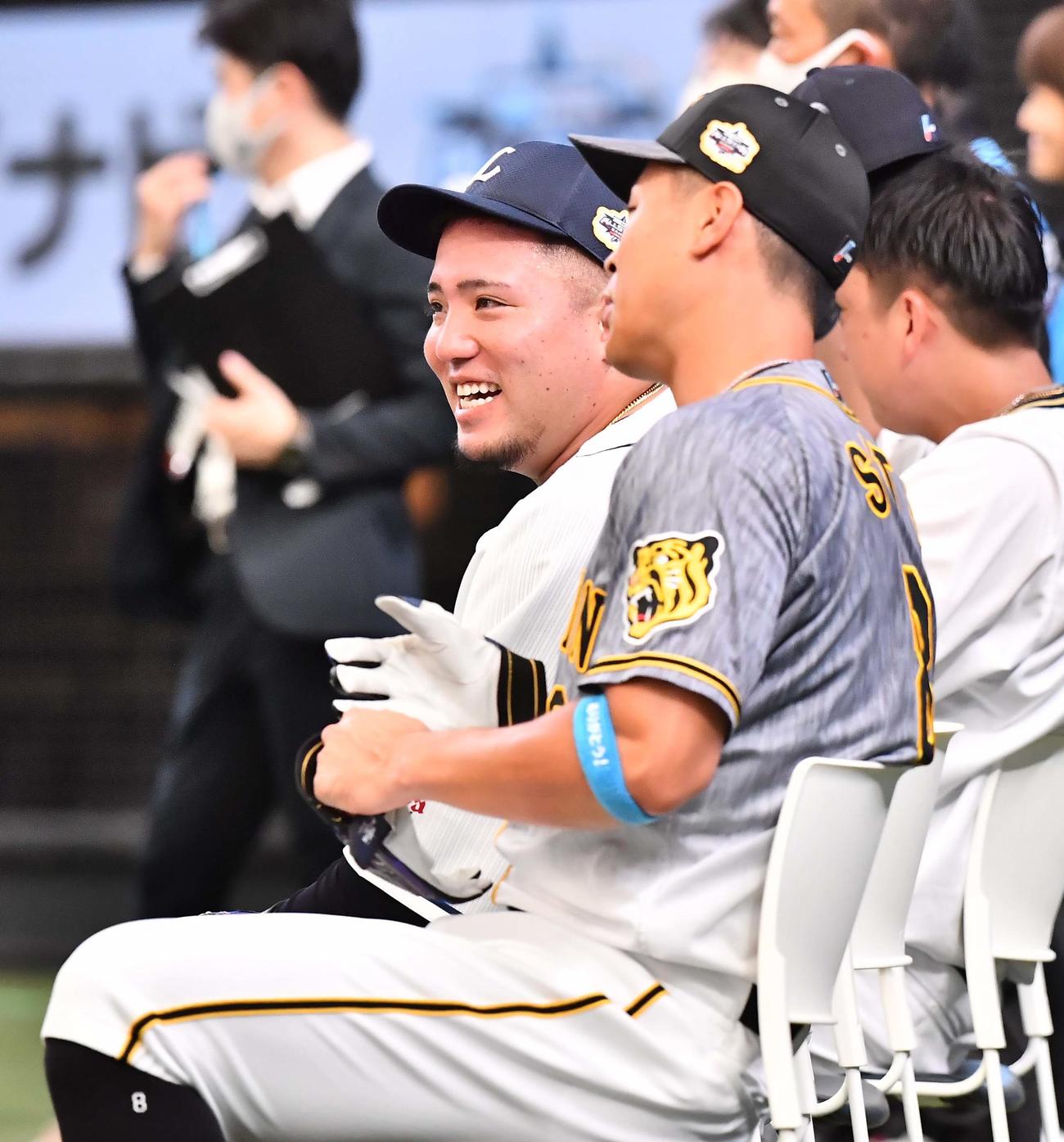 「マイナビオールスターゲーム2021」第1戦　ホームランダービーで戦った佐藤輝と談笑する山川（撮影・上田博志）